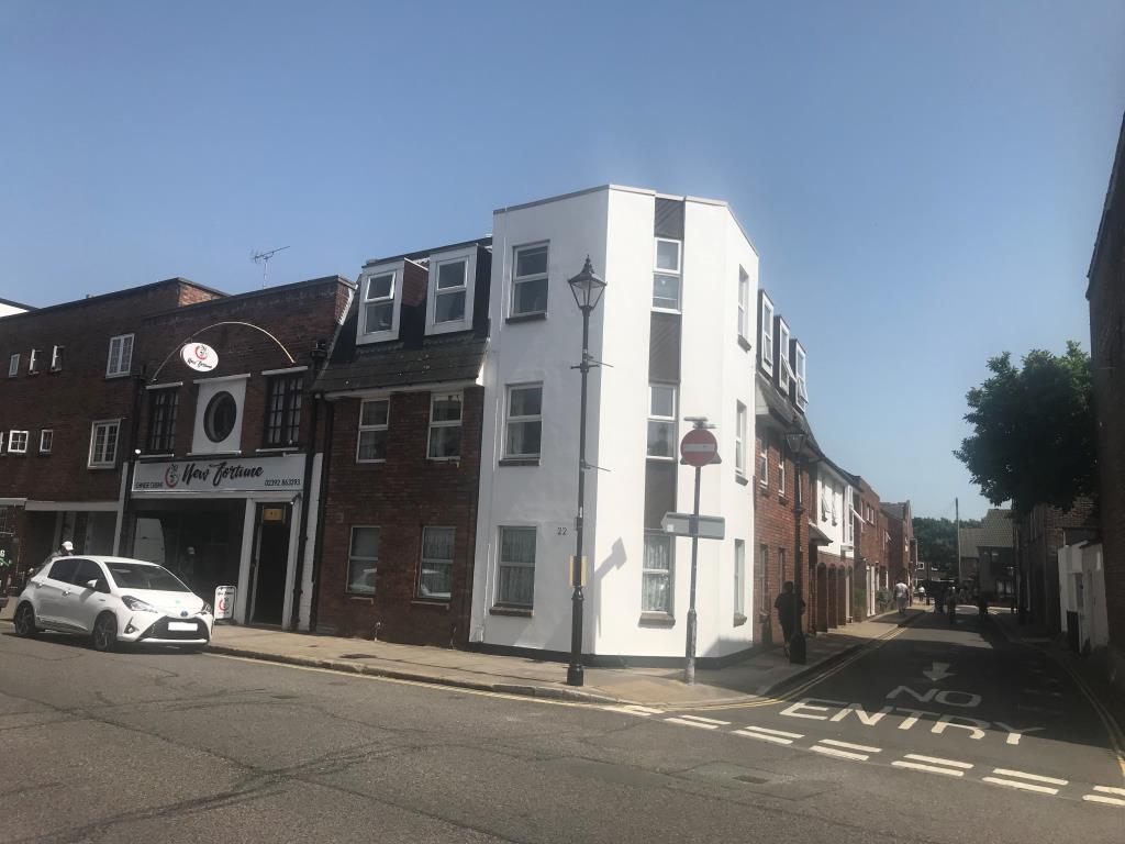 Lot: 63 - FLAT WITH GARAGE IN OLD PORTSMOUTH -